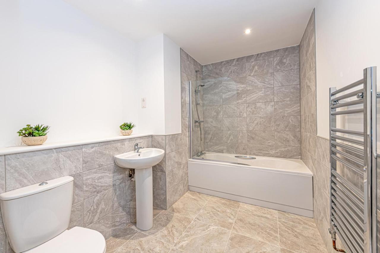 Gospel Heights Luxury Apartments With Parking Heswall Buitenkant foto