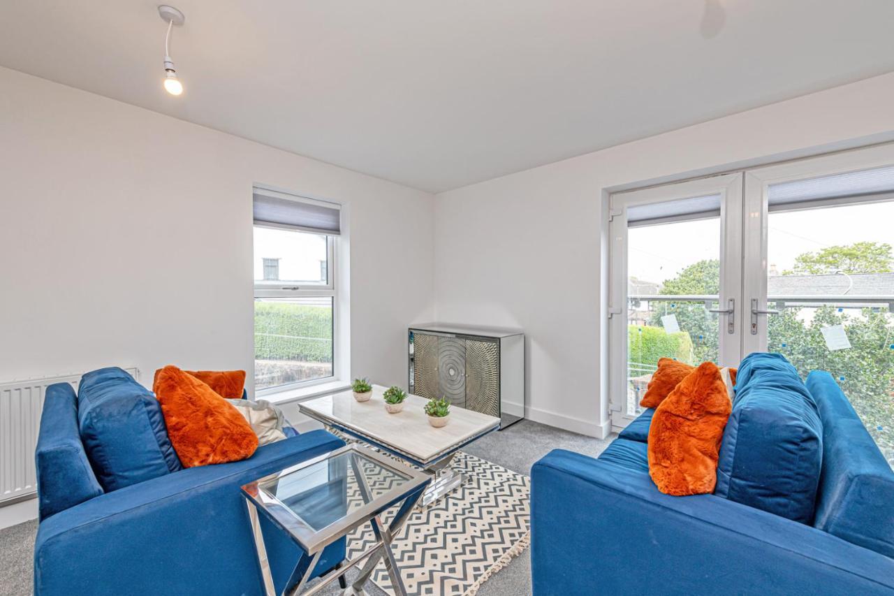 Gospel Heights Luxury Apartments With Parking Heswall Buitenkant foto
